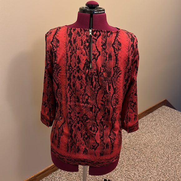 ❤️The Limited❤️Red and black snake print blouse, size L. - Picture 3 of 8